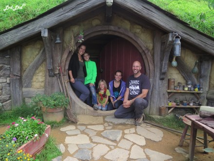 6 dans maison hobbiton